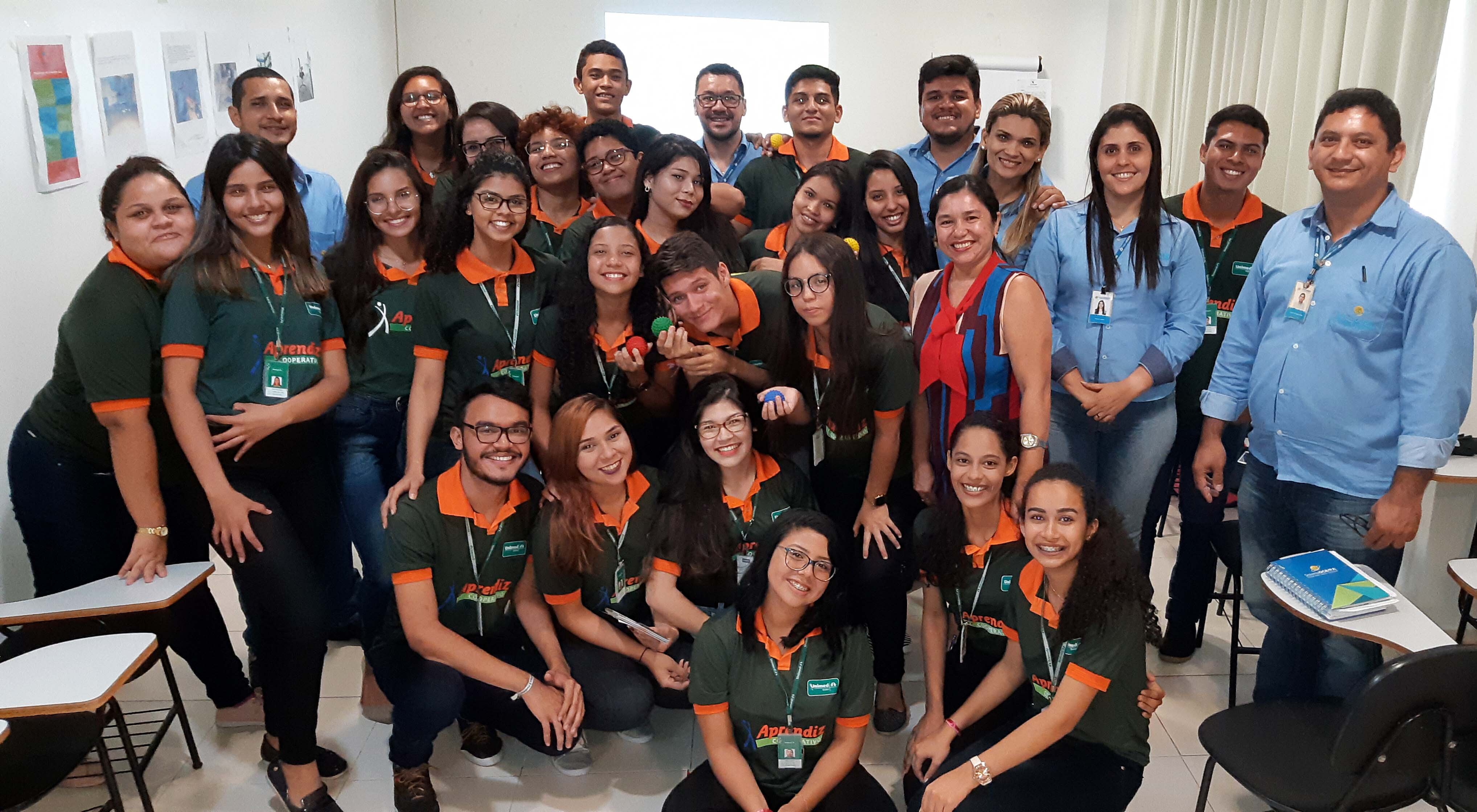 Aprendizes ensinam ginástica laboral para colaboradores da OCB/PA 