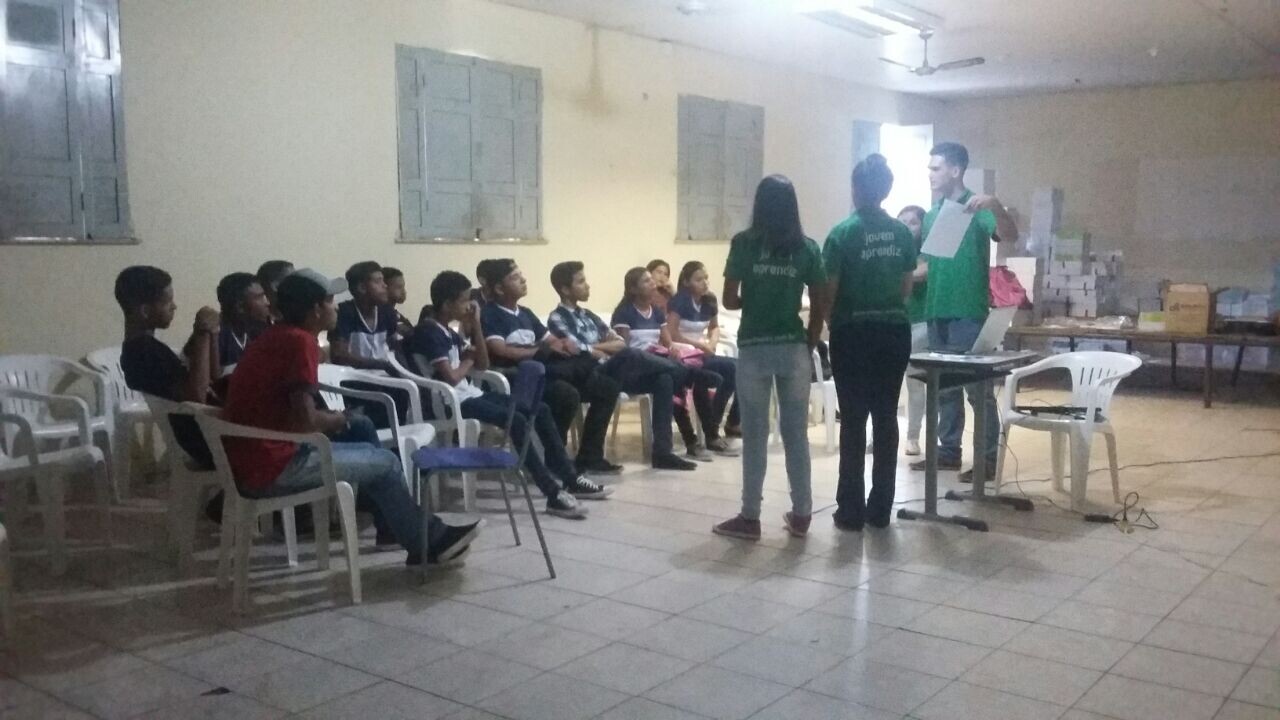 Aprendizes da CAMTA levam cooperativismo à Escola Pública