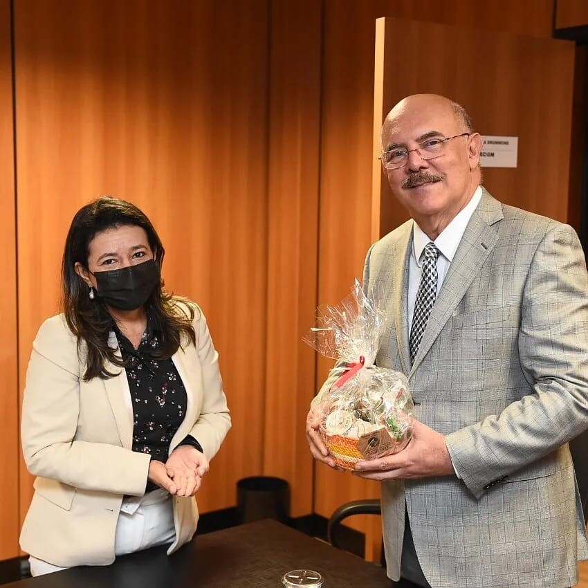 Ministro da Educação recebe produtos do Empório Cooperativista